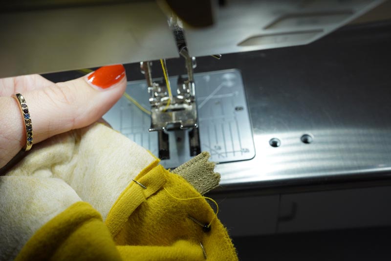 Jak ušít tričko se zipem a nízkým stojatým límečkem - límeček