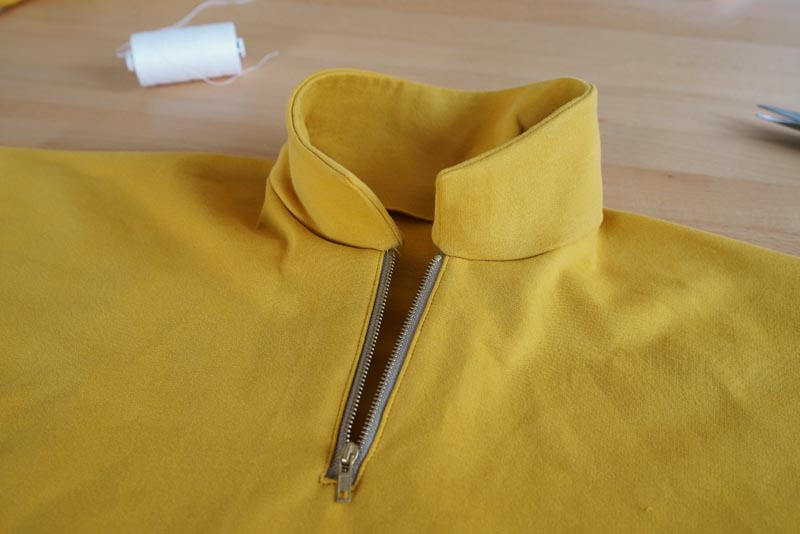 Jak ušít tričko se zipem a nízkým stojatým límečkem - límeček
