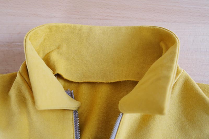 Jak ušít tričko se zipem a nízkým stojatým límečkem - límeček