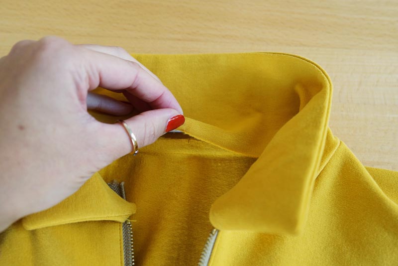 Jak ušít tričko se zipem a nízkým stojatým límečkem - límeček