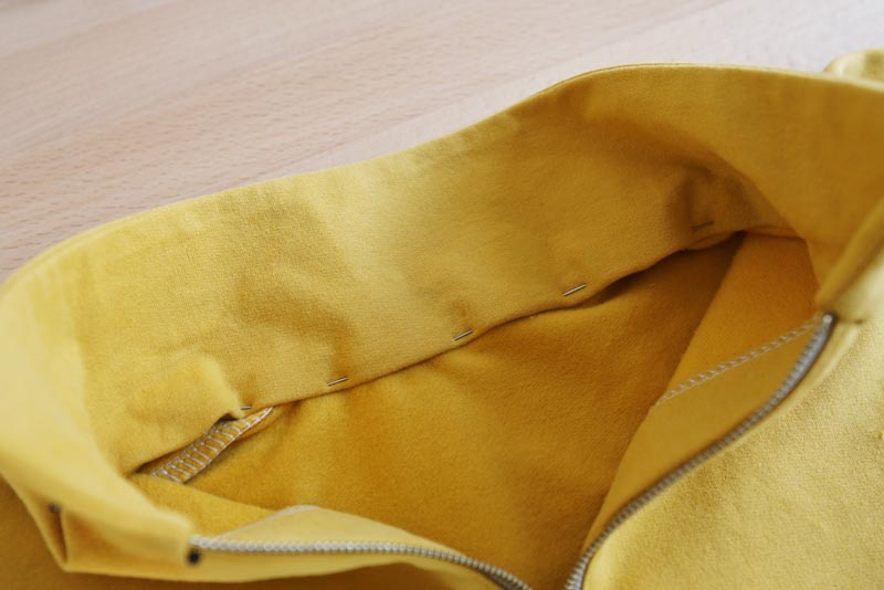 Jak ušít tričko se zipem a nízkým stojatým límečkem - límeček