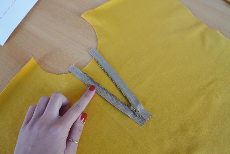 Jak ušít tričko se zipem a nízkým stojatým límečkem - zip s podšívkou ve výstřihu