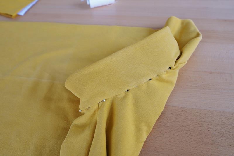 Jak ušít tričko se zipem a nízkým stojatým límečkem - límeček