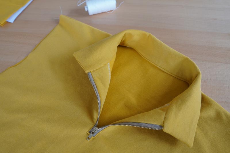 Jak ušít tričko se zipem a nízkým stojatým límečkem - límeček