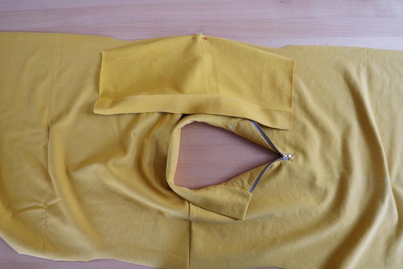 Jak ušít tričko se zipem a nízkým stojatým límečkem - rukávy