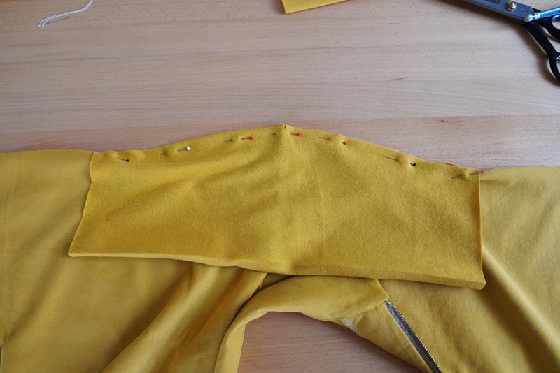 Jak ušít tričko se zipem a nízkým stojatým límečkem - rukávy