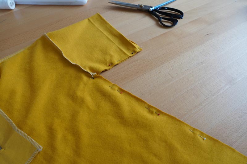 Jak ušít tričko se zipem a nízkým stojatým límečkem - rukávové a boční švy