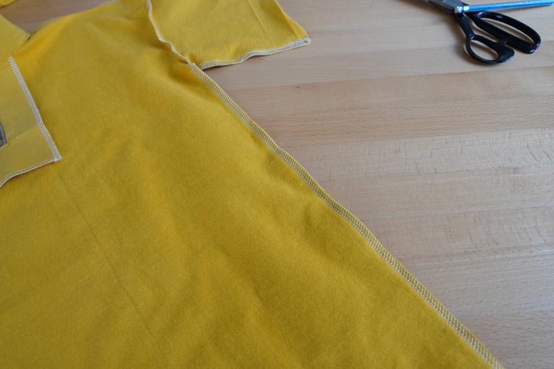 Jak ušít tričko se zipem a nízkým stojatým límečkem - rukávové a boční švy