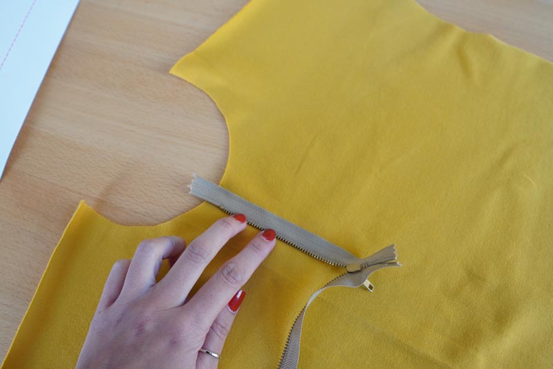 Jak ušít tričko se zipem a nízkým stojatým límečkem - zip s podšívkou ve výstřihu