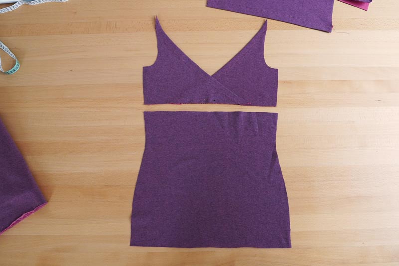 Jak ušít kojící tričko (střih a návod zdarma) - přední překřížení přes prsa
