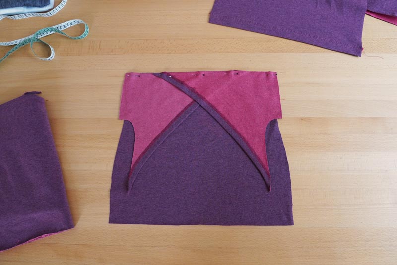 Jak ušít kojící tričko (střih a návod zdarma) - přední překřížení přes prsa