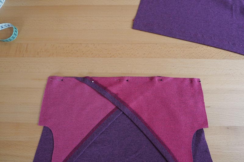 Jak ušít kojící tričko (střih a návod zdarma) - přední překřížení přes prsa