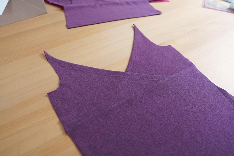 Jak ušít kojící tričko (střih a návod zdarma) - přední překřížení přes prsa