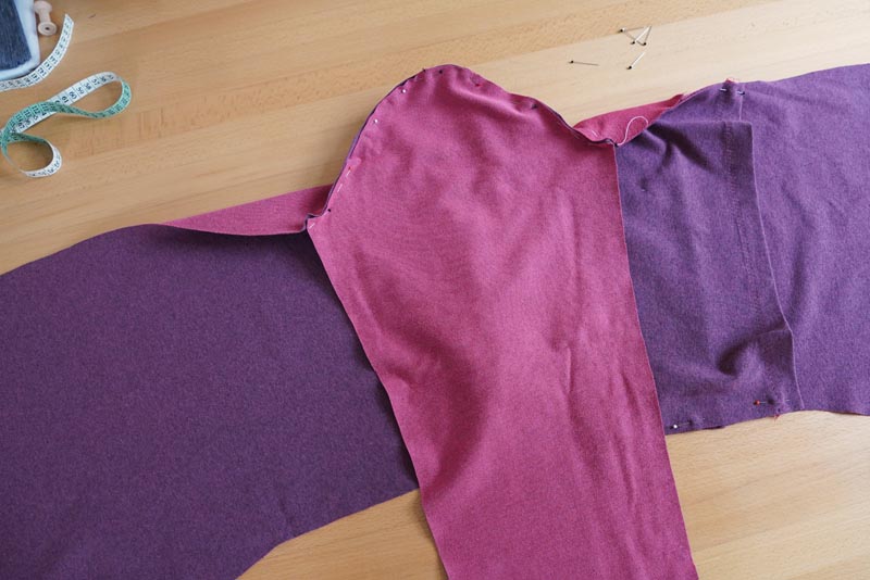 Jak ušít kojící tričko (střih a návod zdarma) - našití rukávu