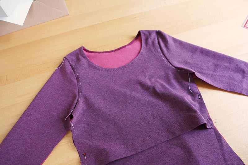 Jak ušít kojící tričko (střih a návod zdarma) - našití rukávu