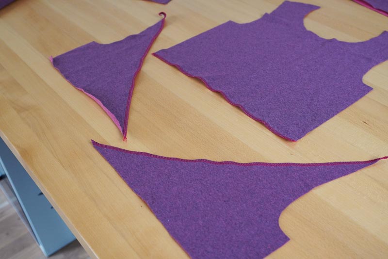 Jak ušít kojící tričko (střih a návod zdarma) - začištění lemů