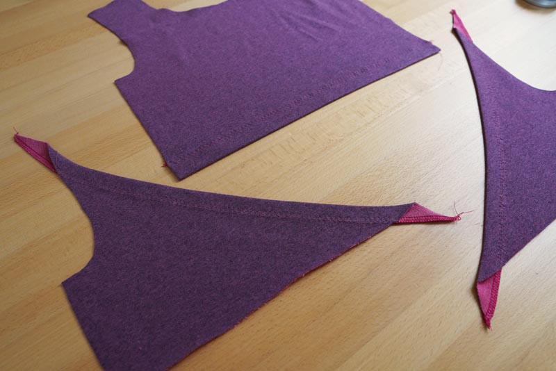 Jak ušít kojící tričko (střih a návod zdarma) - začištění lemů