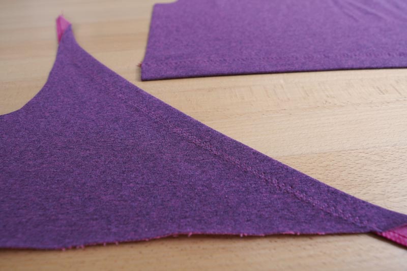 Jak ušít kojící tričko (střih a návod zdarma) - začištění lemů