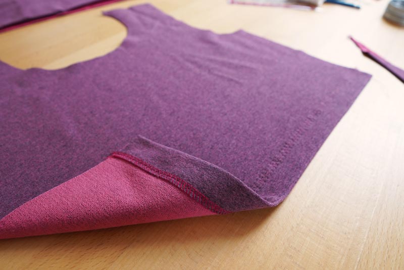 Jak ušít kojící tričko (střih a návod zdarma) - začištění lemů