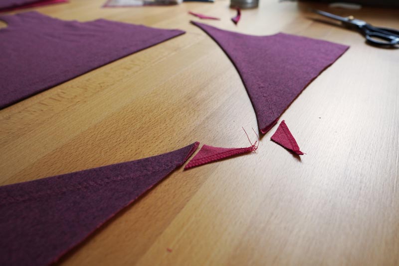 Jak ušít kojící tričko (střih a návod zdarma) - začištění lemů