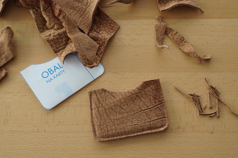 Návod a střih zdarma na jednoduchý kožený obal na karty