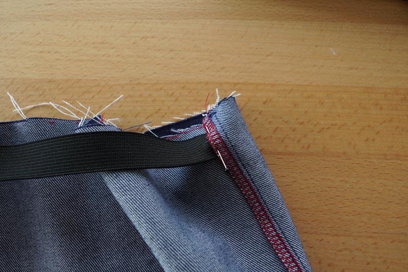Jak ušít jednoduché laclové kalhoty - guma v pase