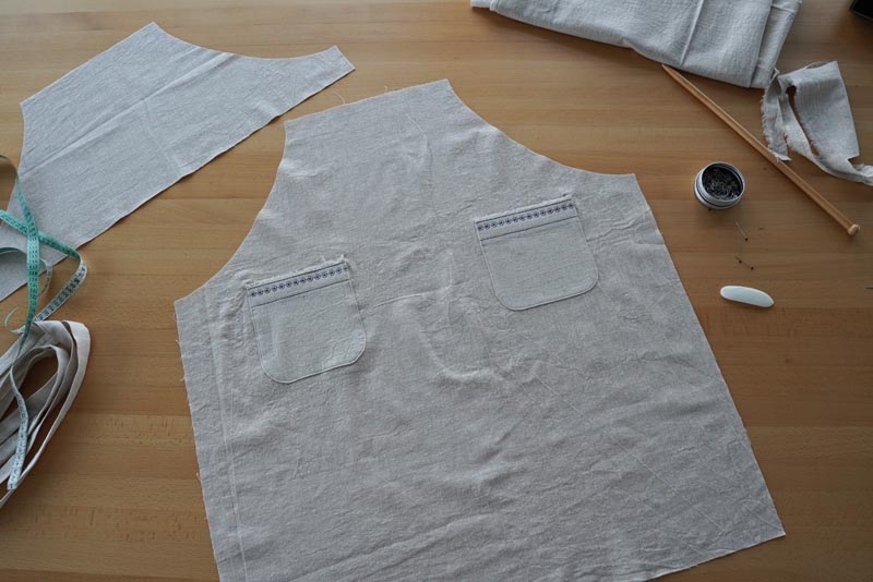 Dámská zástěra - střih zdarma + návod na šití krok za krokem: Našití kapes