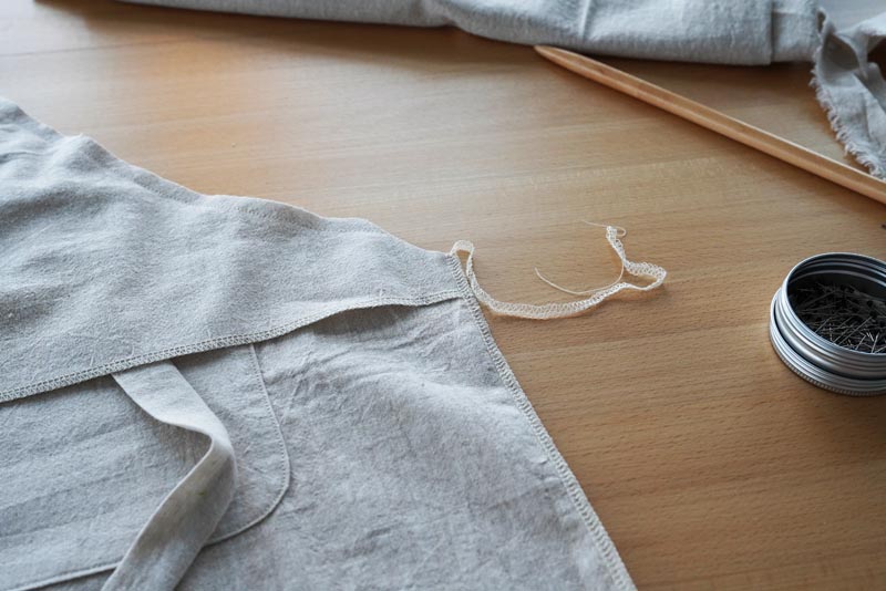 Dámská zástěra - střih zdarma + návod na šití krok za krokem: Lemy