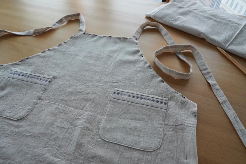 Dámská zástěra - střih zdarma + návod na šití krok za krokem: Lemy