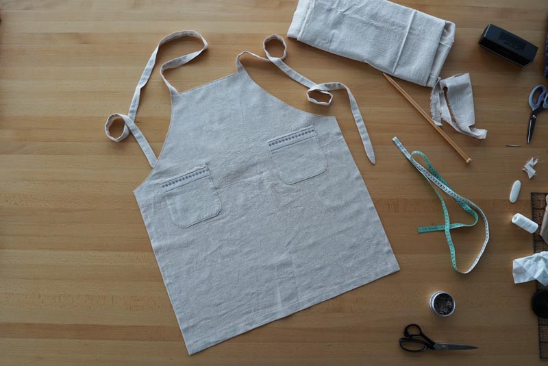 Dámská zástěra - střih zdarma + návod na šití krok za krokem: Lemy