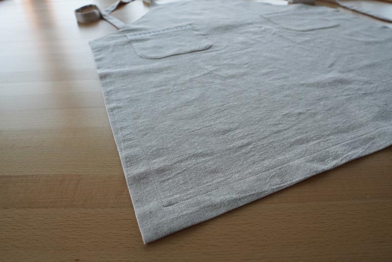 Dámská zástěra - střih zdarma + návod na šití krok za krokem: Lemy