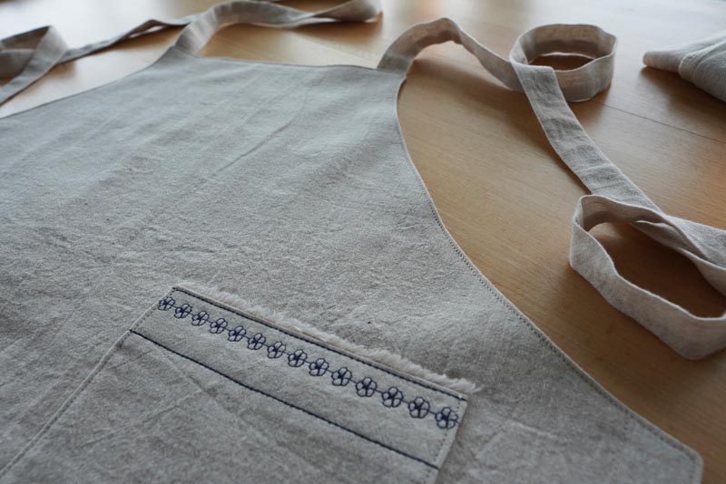 Dámská zástěra - střih zdarma + návod na šití krok za krokem: Lemy