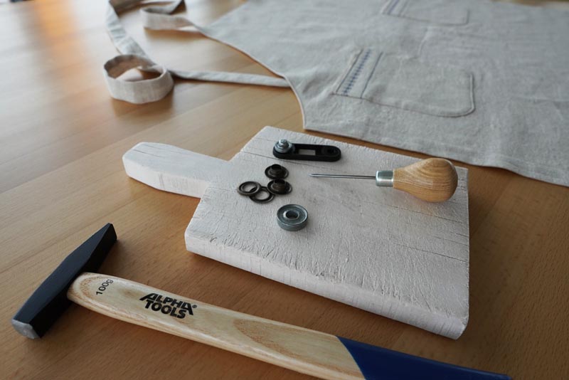 Dámská zástěra - střih zdarma + návod na šití krok za krokem: Průchodky