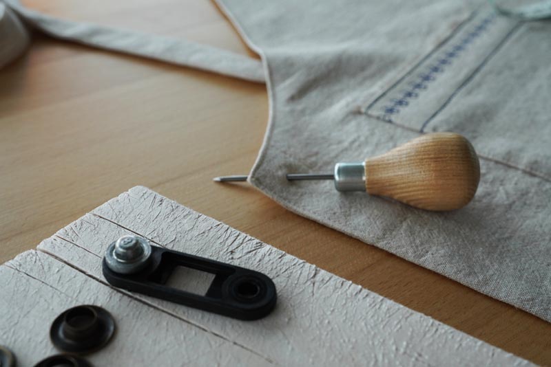 Dámská zástěra - střih zdarma + návod na šití krok za krokem: Průchodky