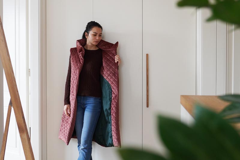 Střih a návod jak ušít dámskou dlouhou vestu s podšívkou, vysokým límcem a vnořenými kapsami