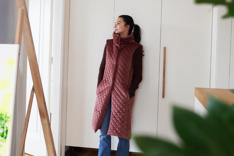 Střih a návod jak ušít dámskou dlouhou vestu s podšívkou, vysokým límcem a vnořenými kapsami