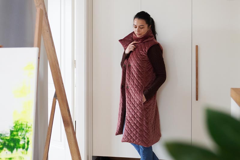 Střih a návod jak ušít dámskou dlouhou vestu s podšívkou, vysokým límcem a vnořenými kapsami