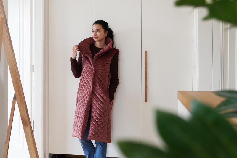 Střih a návod jak ušít dámskou dlouhou vestu s podšívkou, vysokým límcem a vnořenými kapsami