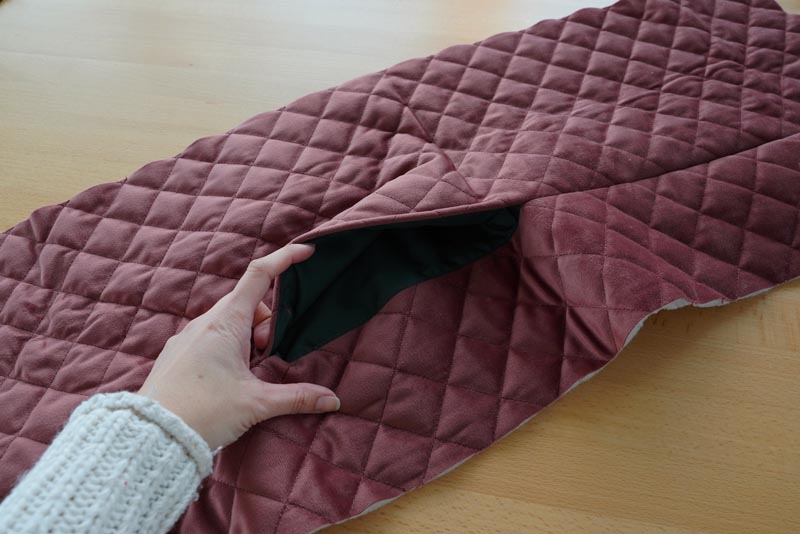 Střih a návod jak ušít dámskou dlouhou vestu s podšívkou, vysokým límcem a vnořenými kapsami - kapsy