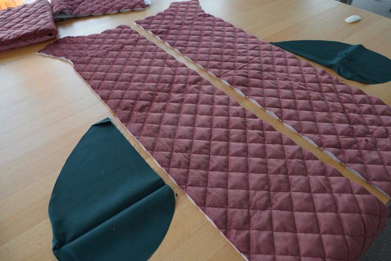 Střih a návod jak ušít dámskou dlouhou vestu s podšívkou, vysokým límcem a vnořenými kapsami - kapsy