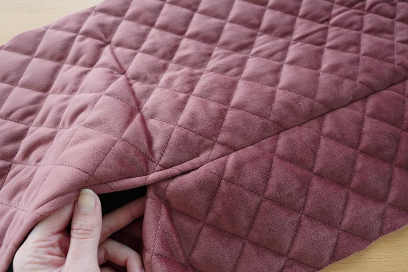 Střih a návod jak ušít dámskou dlouhou vestu s podšívkou, vysokým límcem a vnořenými kapsami - kapsy