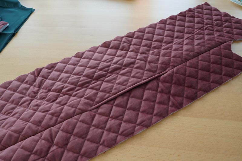 Střih a návod jak ušít dámskou dlouhou vestu s podšívkou, vysokým límcem a vnořenými kapsami - kapsy