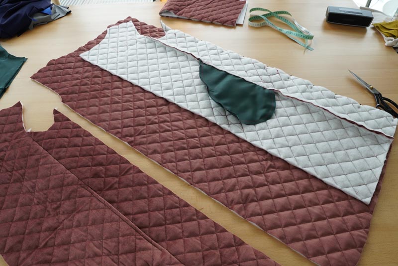 Střih a návod jak ušít dámskou dlouhou vestu s podšívkou, vysokým límcem a vnořenými kapsami - kompletace vrchové vesty