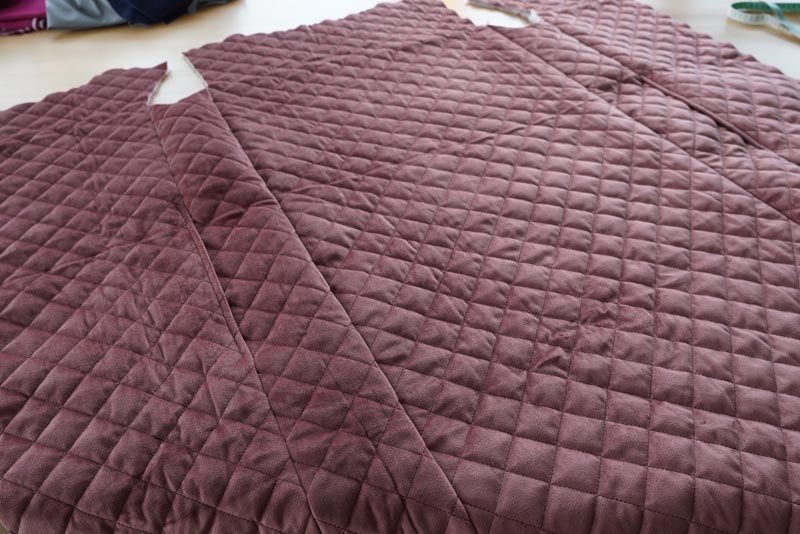 Střih a návod jak ušít dámskou dlouhou vestu s podšívkou, vysokým límcem a vnořenými kapsami - kompletace vrchové vesty