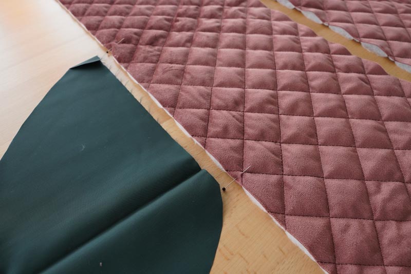 Střih a návod jak ušít dámskou dlouhou vestu s podšívkou, vysokým límcem a vnořenými kapsami - kapsy