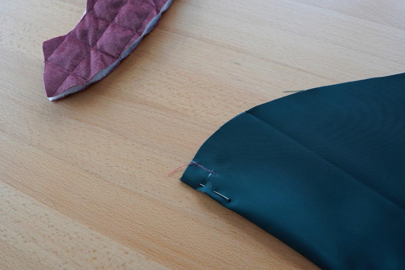 Střih a návod jak ušít dámskou dlouhou vestu s podšívkou, vysokým límcem a vnořenými kapsami - podsádky a podšívka