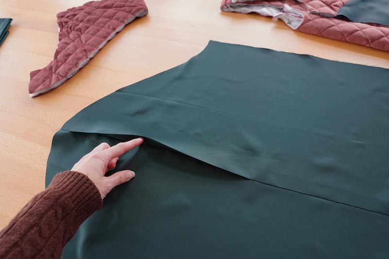 Střih a návod jak ušít dámskou dlouhou vestu s podšívkou, vysokým límcem a vnořenými kapsami - podsádky a podšívka