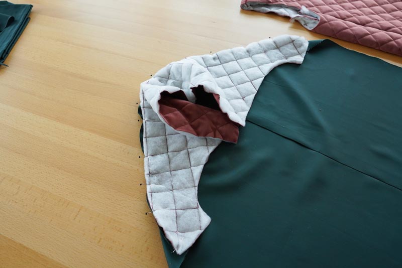 Střih a návod jak ušít dámskou dlouhou vestu s podšívkou, vysokým límcem a vnořenými kapsami - podsádky a podšívka