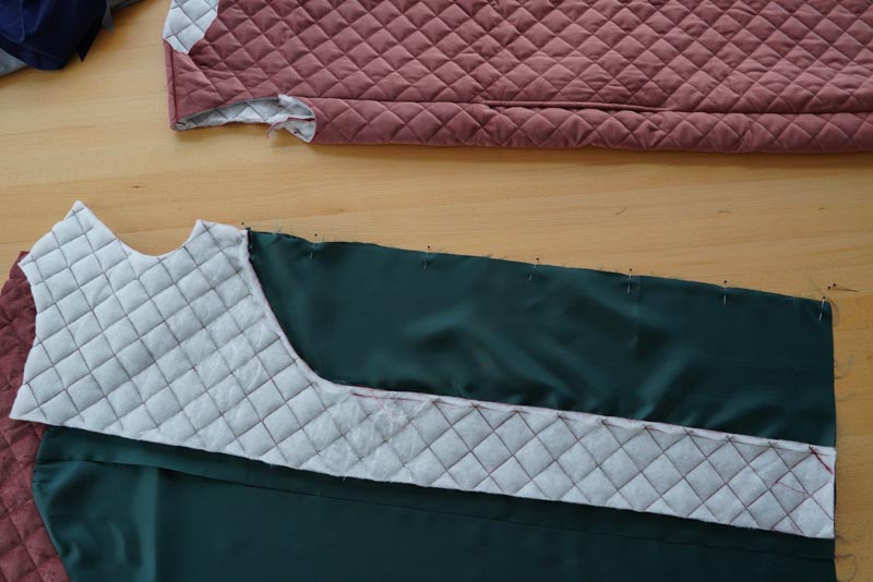 Střih a návod jak ušít dámskou dlouhou vestu s podšívkou, vysokým límcem a vnořenými kapsami - podsádky a podšívka