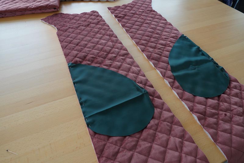 Střih a návod jak ušít dámskou dlouhou vestu s podšívkou, vysokým límcem a vnořenými kapsami - kapsy